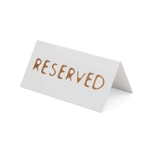 Επιτραπέζια πινακίδα Reserved από PVC σε λευκό και χρυσό χρώμα, 11x6x6 εκ.