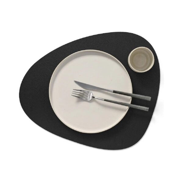 Tear-shaped PU leather placemat in black, 42x34 cm