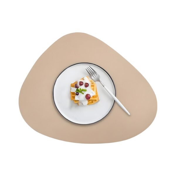 Tear-shaped PU leather placemat in khaki, 42x34 cm