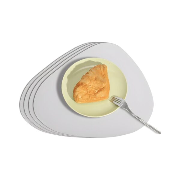 Tear-shaped PU leather placemat in off white, 42x34 cm